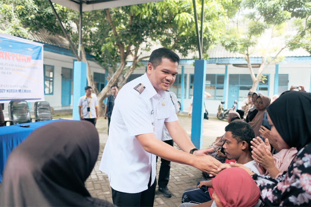 Bupati Bantaeng Uji Nurdin Serahkan Bantuan Atensi Rp208 Juta Kepada 78 Penerima Manfaat