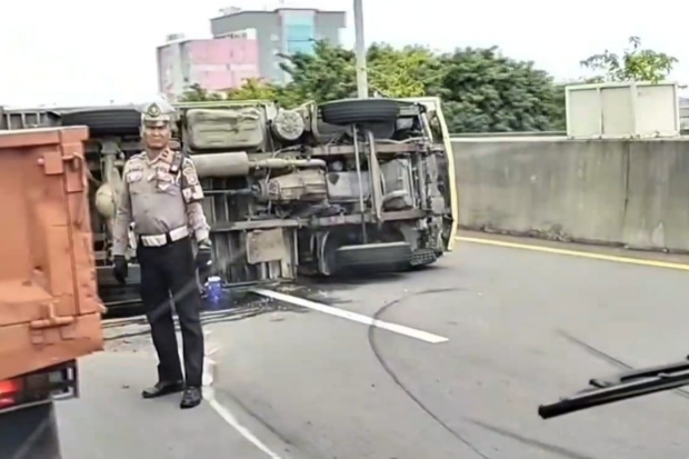 Alami Pecah Ban, Sebuah Mobil Truk Terguling di Jalan Tol Makassar