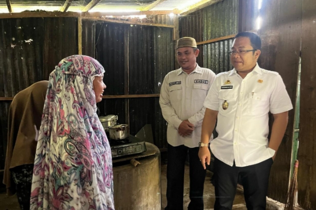 Wabup Darmawangsyah Beri Bantuan Warga Miskin Ekstrem