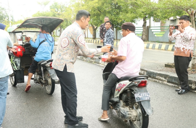 Jumat Berkah, Imigrasi Polman Bagikan 50 Paket Buka Puasa