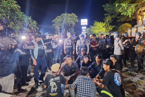 Patroli Malam, Polisi Bubarkan Remaja Nongkrong di Pinggir Jalan