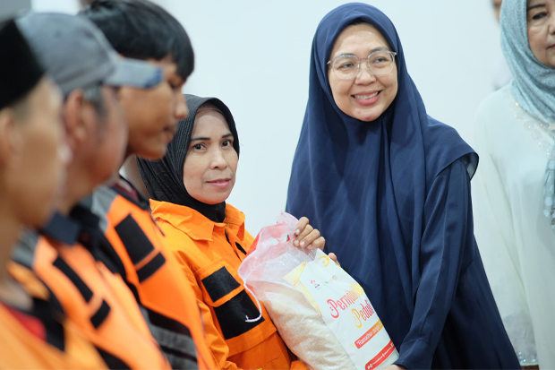 Melinda Aksa dan Permabudhi Sulsel Beri Bantuan ke Petugas Kebersihan di Bulan Ramadan