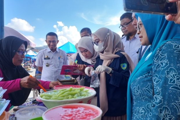 Dinkes Maros Lakukan Sidak Jajanan Takjil di Pasar Tramo