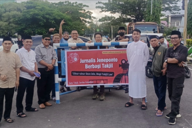 Jurnalis Jeneponto Gelar Aksi Sosial, Bagi Takjil Gratis di Bulan Ramadan