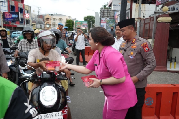 Kapolres dan Bahayangkari Pelabuhan Makassar Bagi Takjil Jelang Buka Puasa