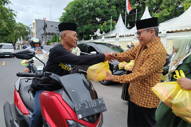 Taufan Pawe Bersama Golkar Parepare Berbagi Takjil kepada Pengguna Jalan