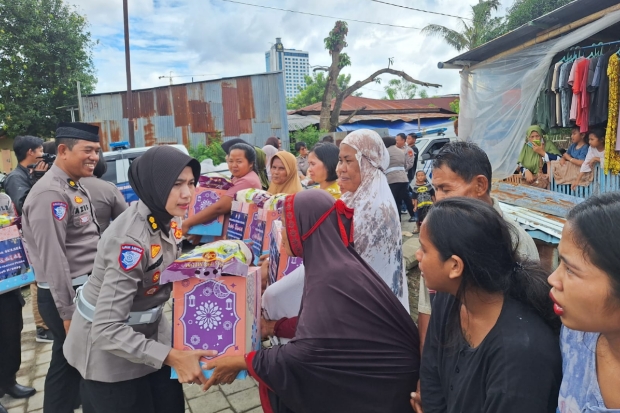 Ditlantas Polda Sulsel Bagikan Paket Sembako untuk Warga Kurang Mampu