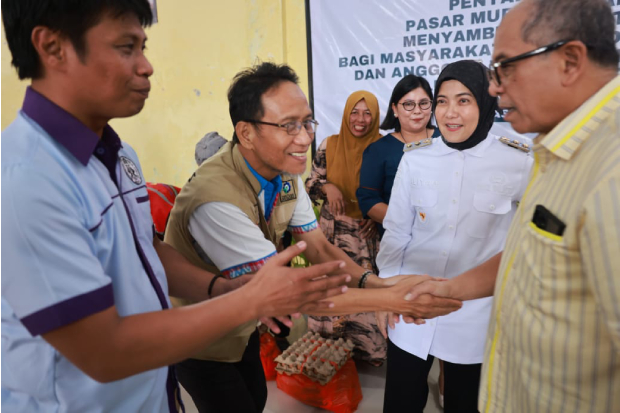 Wawali Aliyah Bersama PKBGT Jemaat Sudiang Salurkan Paket Pasar Murah