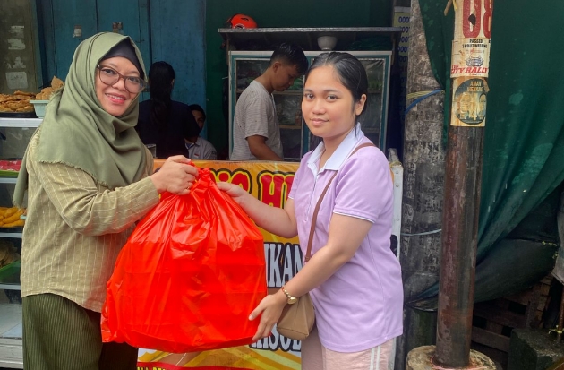 Jumat Berbagi, PT GMTD Bagikan Paket Nasi Kotak dan Takjil untuk Berbuka Puasa