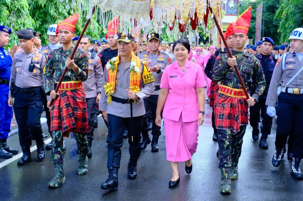 Kedatangan Kapolda Sulsel Baru Irjen Pol Rusdi Hartono Disambut Tradisi Adat