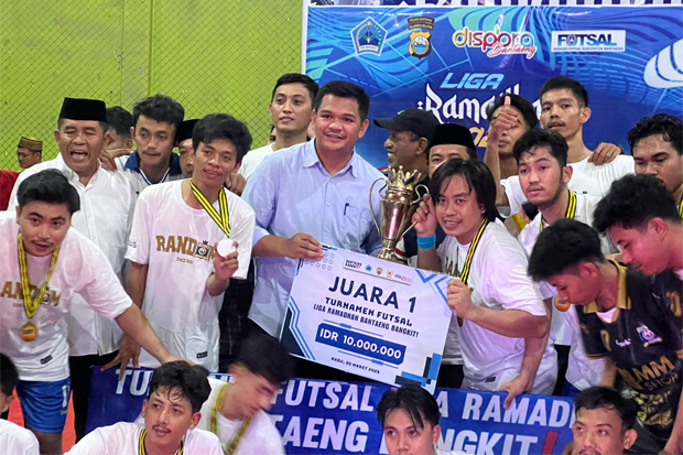 Bupati Bantaeng Uji Nurdin Serahkan Piala Juara Liga Ramadan Bangkit ke Random FC