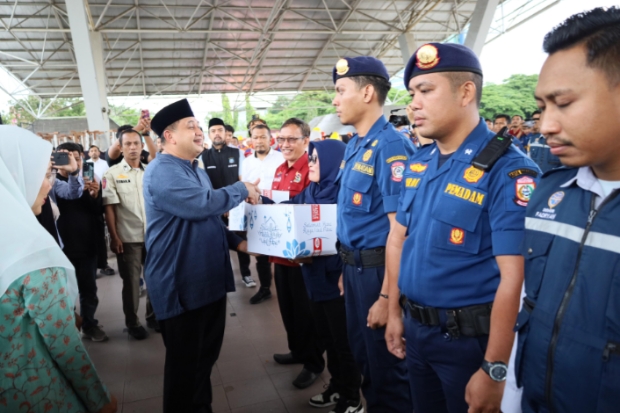 Pemkot Makassar Bagikan 7.640 Paket Sembako ke Petugas Kebersihan