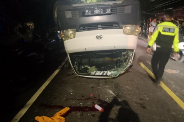 Mobil Pengangkut Tim Patrol Sahur Terbalik, Sopir Tewas