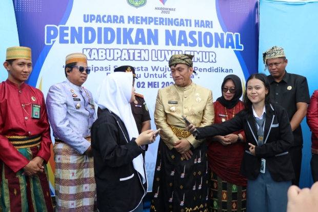 Bupati Lutim Umumkan Kabar Gembira untuk Guru saat Upacara Hardiknas