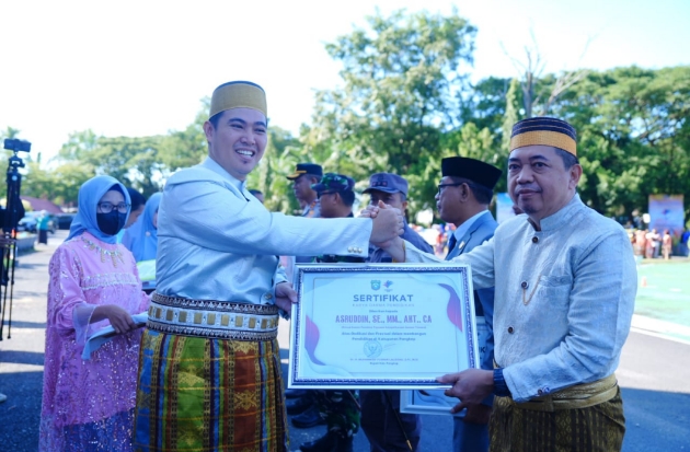 Dirut PT Semen Tonasa Terima Penghargaan Karya Dharma Pendidikan