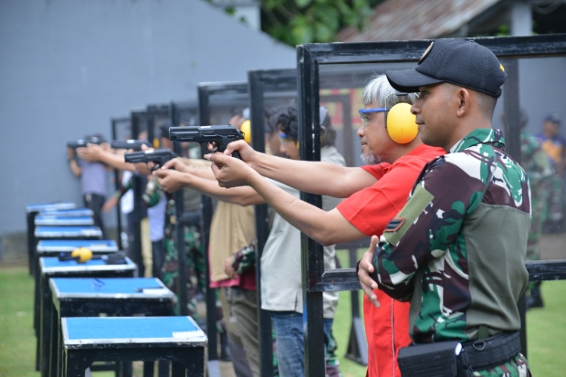 Silaturahmi, Danlantamal VI Makassar Ajak Media Olahraga Fun Shooting