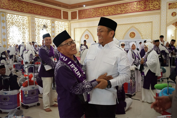 Penuh Haru, Bupati Ibas Lepas 149 Jemaah Calon Haji Lutim Tahun 2025