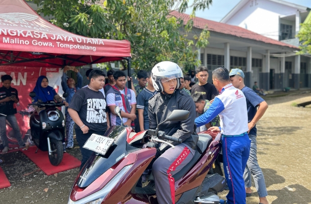 Asmo Sulsel Ajak Siswa SMAN 14 Gowa Praktik Berkendara Aman dengan Honda PCX 160