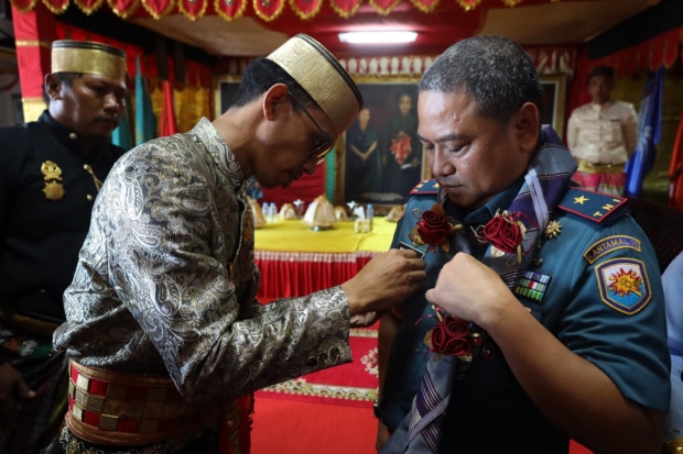 Putra Mahkota Kerajaan Gowa Sematkan Pin Kehormatan ke Danlantamal VI Makassar