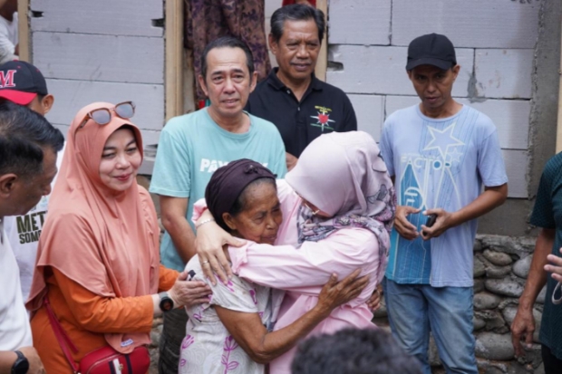 Dapat Bantuan Bedah Rumah, Nenek Intang Menangis Bahagia di Pelukan Bupati Gowa