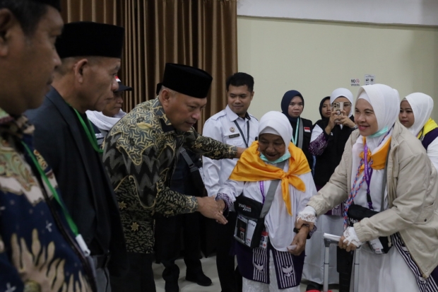 29 Tahun Jadi Penyapu Jalan, Seorang Nenek Asal Ternate Akhirnya Naik Haji
