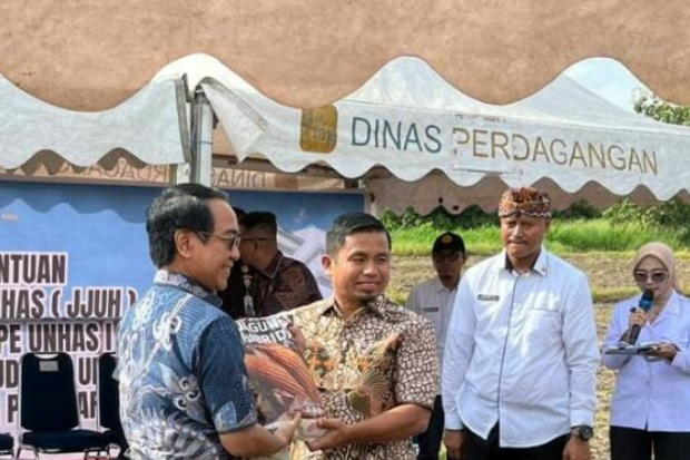 Unhas Beri Bantuan Benih dan Bibit Hasil Riset Unggulan ke Pemkot Parepare