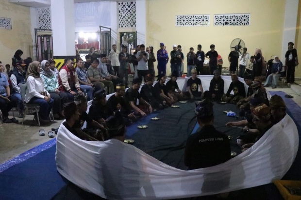 Bupati Irwan dan Pompessi Luwu Lakukan Prosesi Mattompang Pusaka