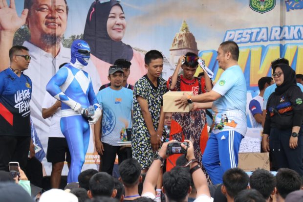 Tampil Unik, Tiga Peserta Fun Run Lutim Dapat Doorprize Langsung dari Bupati
