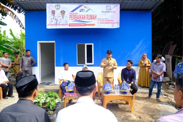 Wabup Darmawangsyah Serahkan Bantuan Perbaikan Rumah di Borongloe, dan Pemasangan Listrik di Manuju