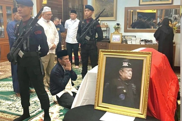 Berduka Wafatnya Jusuf Manggabarani, Mentan Amran Melayat Tengah Malam