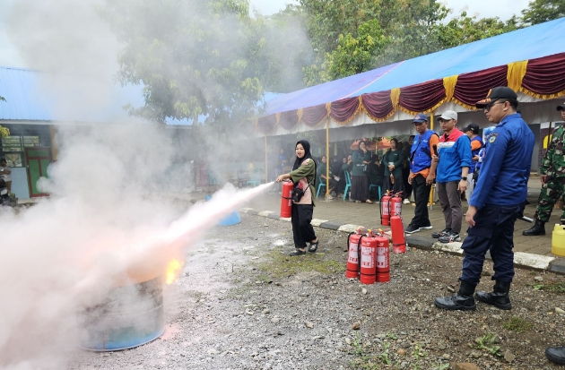 Pertamina Latih Warga Desa Baji Mangngai lewat Simulasi Penanggulangan Kebakaran