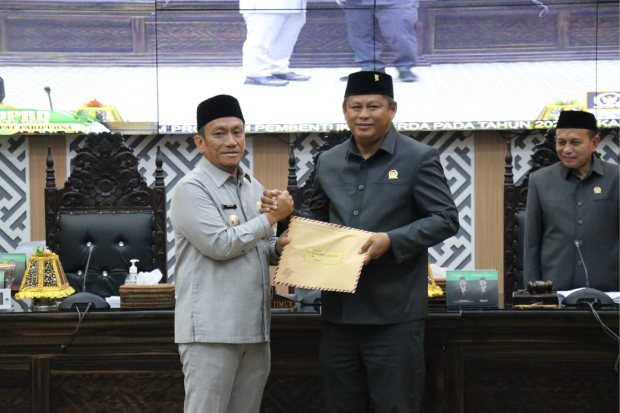 Bupati Ibas Serahkan Lima Ranperda ke DPRD Lutim dalam Rapat Paripurna