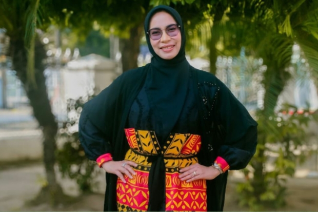 Kenakan Gaun Taipa, dr Ani Nurbani Angkat Budaya Lutim di Fashion Show Dekranasda
