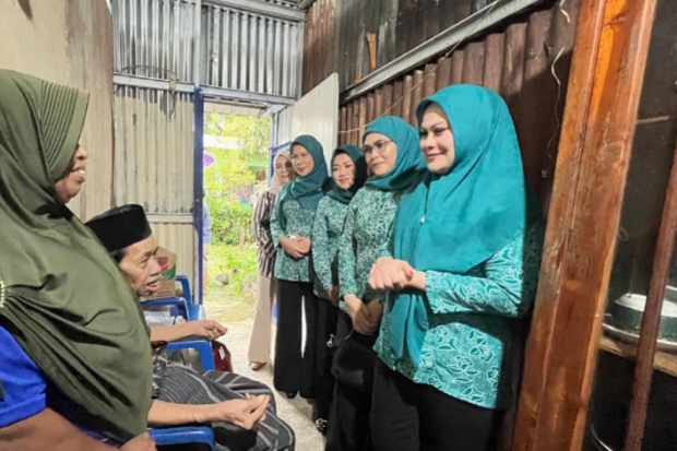 Ketua PKK Gowa Salurkan Bantuan ke Warga Miskin Ekstrem di Somba Opu