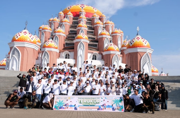 PLN UIP Sulawesi Gelar Aksi Bersih di Masjid 99 Kubah dan Lego-Lego