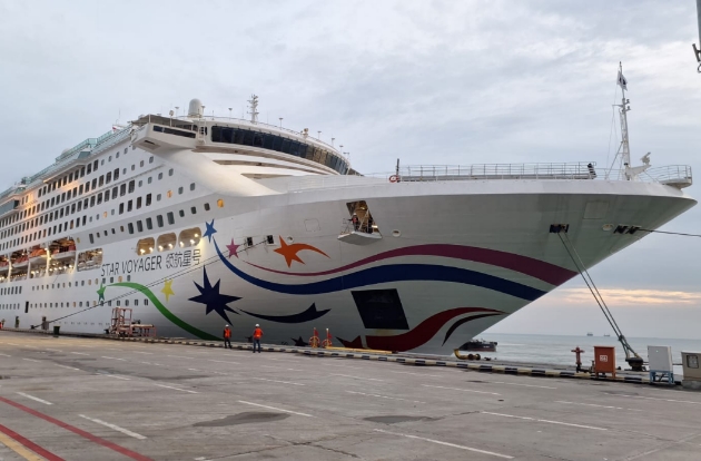 Pandu Wanita Tangguh SPJM Sandarkan Kapal Pesiar MV Star Voyager di Pelabuhan Kuala Tanjung