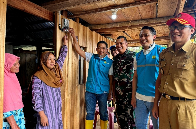 Kampung Menra Akhirnya Terang Benderang, Listrik PLN Masuk 24 Jam