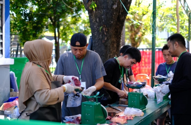 Pelindo Regional 4 Bagikan Daging Hewan Kurban untuk Masyarakat Sekitar