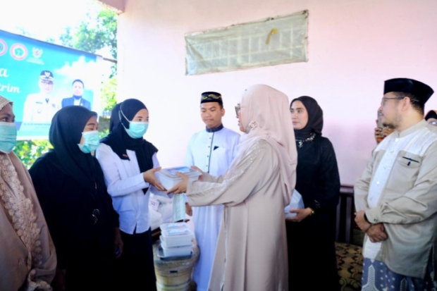 Bupati Gowa Salurkan Bantuan ke Kelompok Rentan di Bajeng