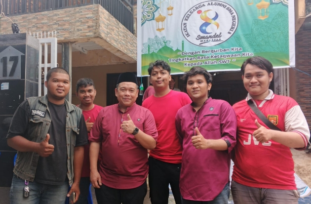 IKA Smandel Makassar Berkurban, Bagikan 100 Kg Daging ke Warga Sekitar