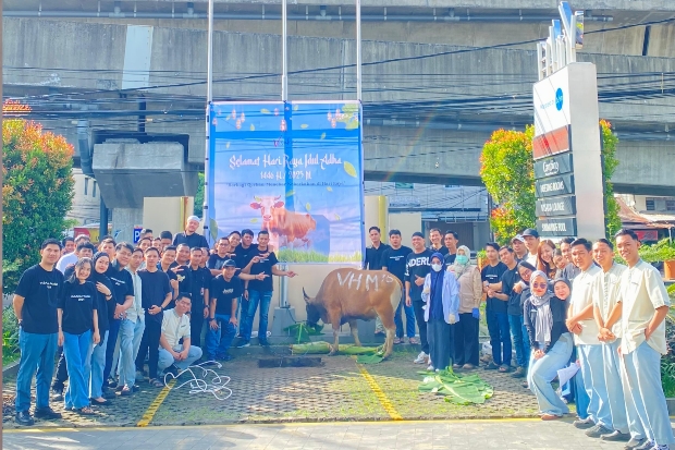 Vasaka Hotel Makassar Bagikan Daging Kurban ke Warga hingga Mitra Usaha