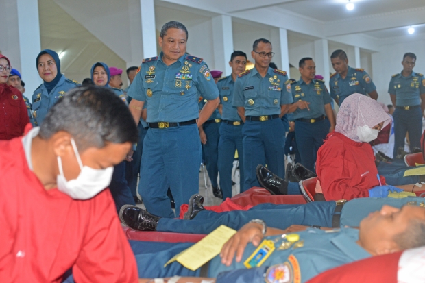 Donor Darah dan Khitanan Massal Warnai HUT Ke-75 Lantamal VI Tahun 2025