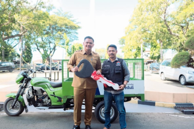 Bupati Uji Nurdin Serahkan Kendaraan Pengangkut Sampah ke Kepala Pasar