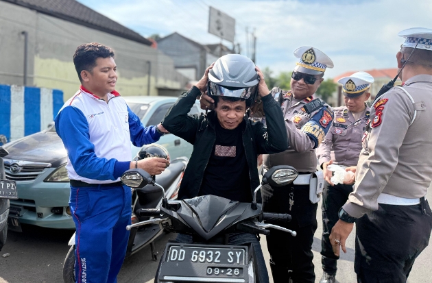 Gencarkan Keselamatan Berkendara, Asmo Sulsel & Polres Gowa Bagikan Helm Gratis