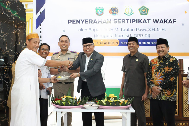 TP Apresiasi ATR/BPN Pangkep Serahkan Sertipikat Tana Wakaf untuk Masjid