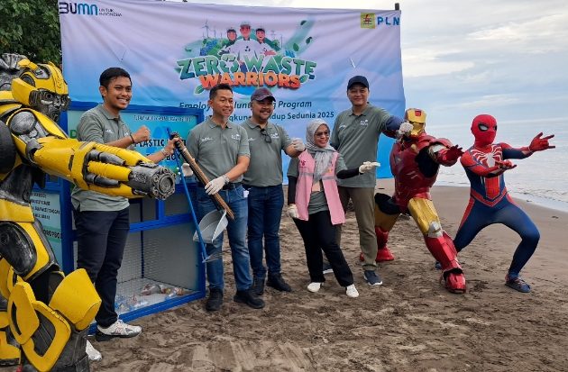 PLN UID Sulselrabar Gelar Aksi Bersih Pantai Bareng Iron Man hingga Captain America