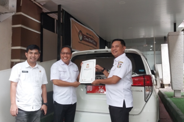 Dahyal Kembalikan Aset Inventaris ke Sekretariat DPRD Makassar