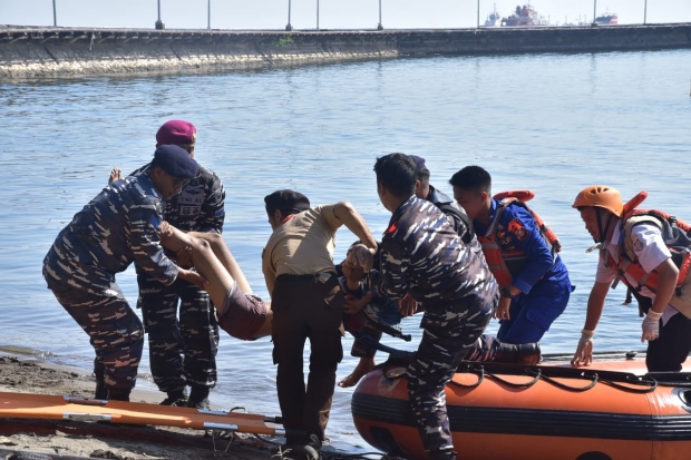 Aksi Cepat Tanggap TNI AL, Bersama Tim Gabungan Evakuasi Korban Bencana Banjir