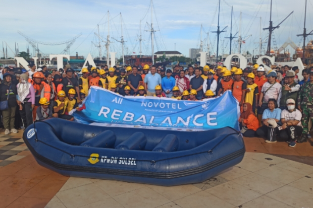 Hari Laut Sedunia, Novotel Makassar Pelopori Aksi Bersih Sampah di Pantai Losari