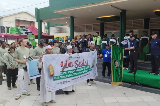 Jalan Santai UMI Gaungkan Perdamaian dan Kemanusiaan di Palestina